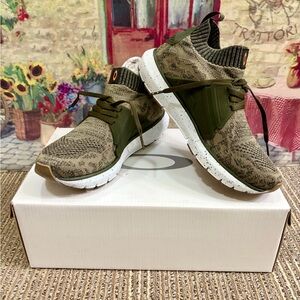 Authentic Oakley Men's Green and Brown Knit Sneakers